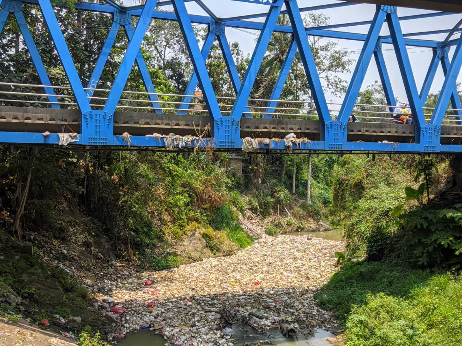 Sampah di Aliran SUngai CIbanten